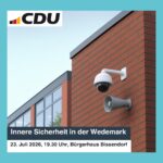 Gewerbegebäude mit Überwachungskamera und Lautsprecher an der Fassade — Symbolbild zum Thema Innere Sicherheit