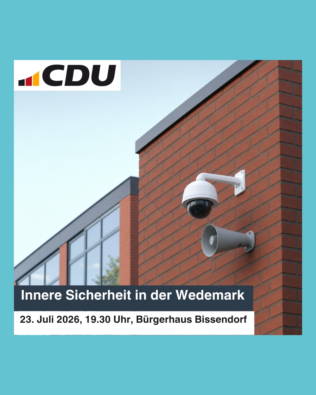 Gewerbegebäude mit Überwachungskamera und Lautsprecher an der Fassade — Symbolbild zum Thema Innere Sicherheit