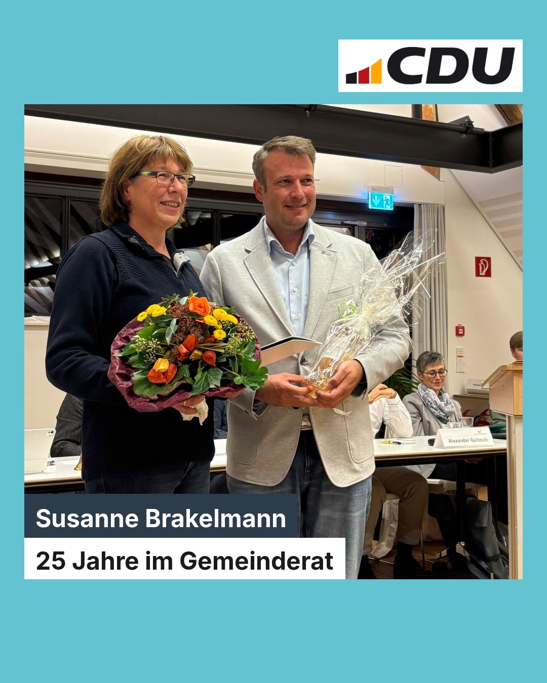 Susanne Brakelmann mit dem Bürgermeister bei ihrer Verabschiedung nach 25 Jahren im Gemeinderat
